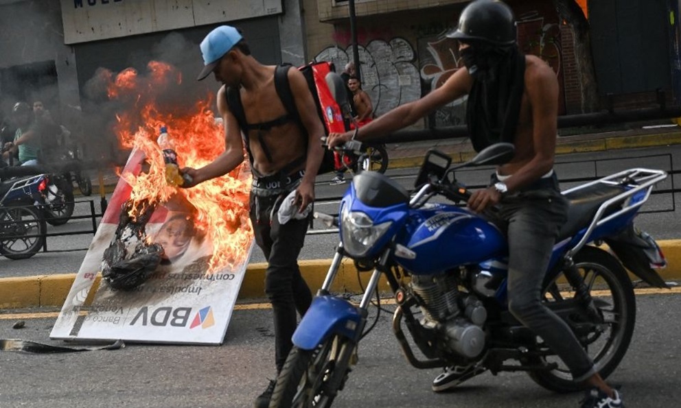 Entre cacerolazos y derribo de estatuas así van las protestas en Venezuela